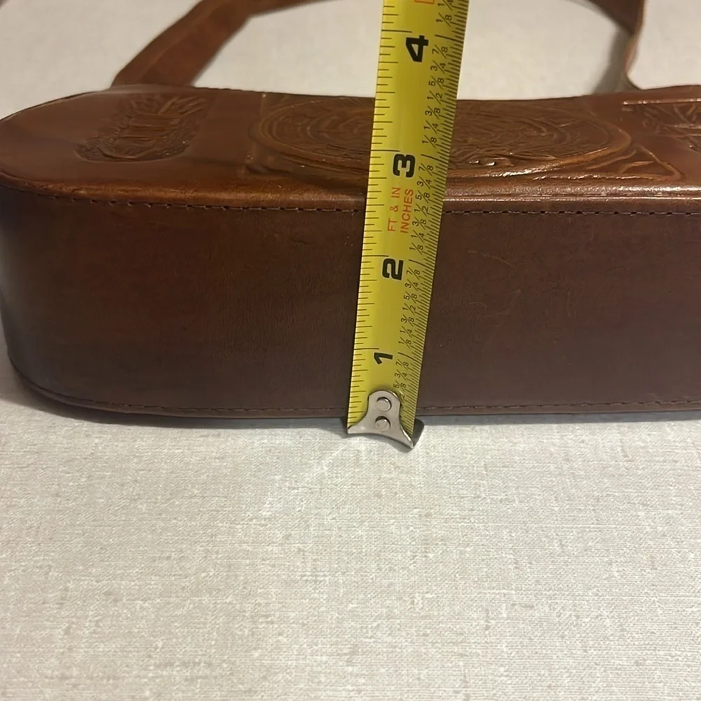 VEUC LEATHER SHOULDER BAG SM. TO MED. MADE IN MEXICO AS FEATURED ON THE FRONT. - Picture 10 of 12